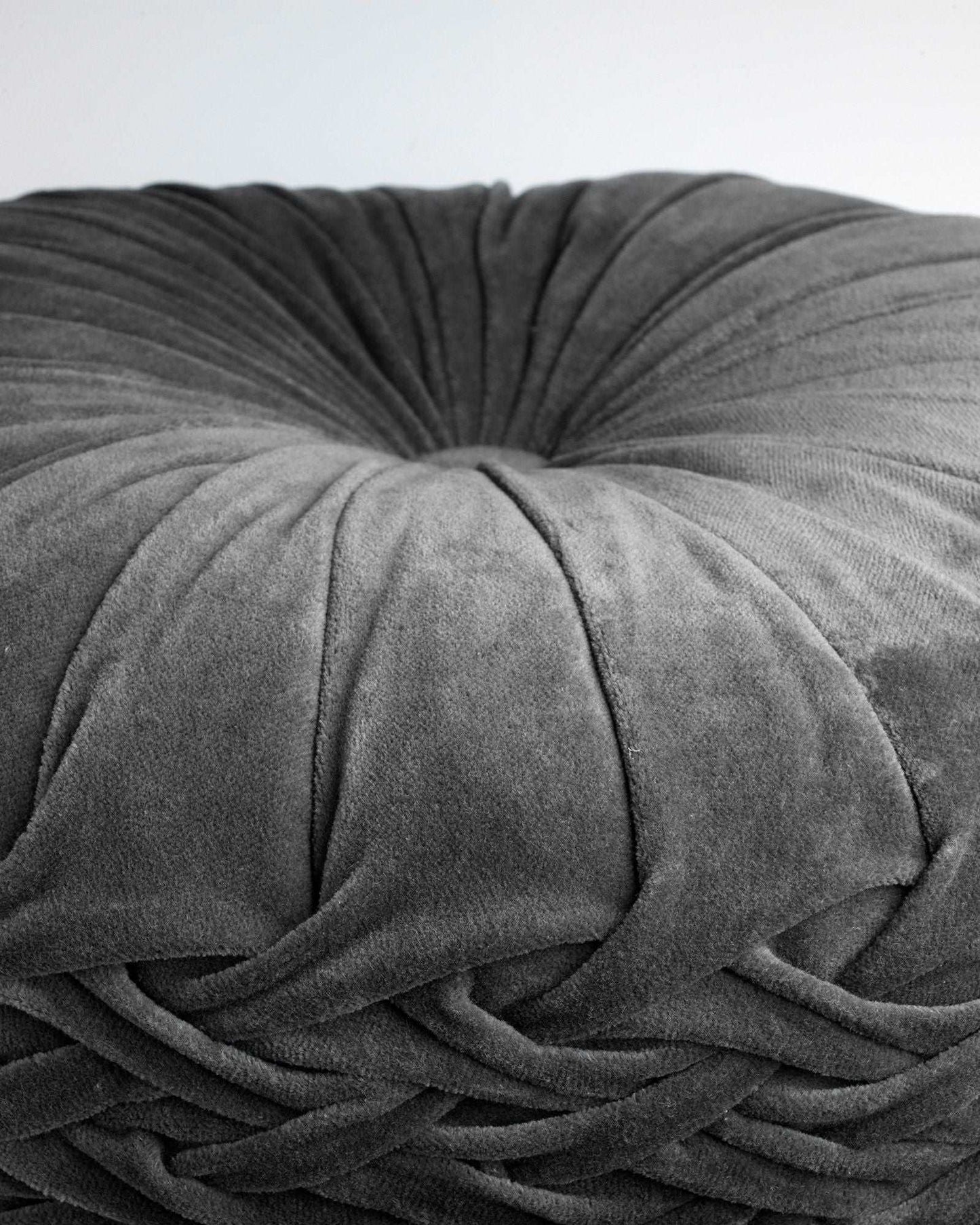 KAJA - Sierkussen rond velvet 40 cm - Charcoal Gray - antraciet Kussen Dutch Decor